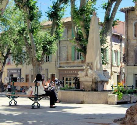 Ambiance détente de la place de la mairie © OTI Alpilles en Provence